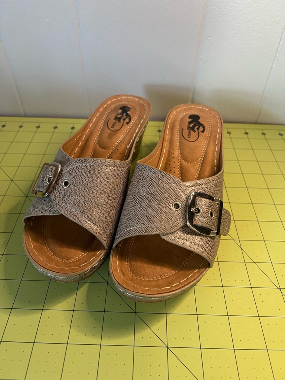 VGC CG Shoes, "JUSTINA" Women's 8W, Wedge Heel, Lightweight, Silver Metalic